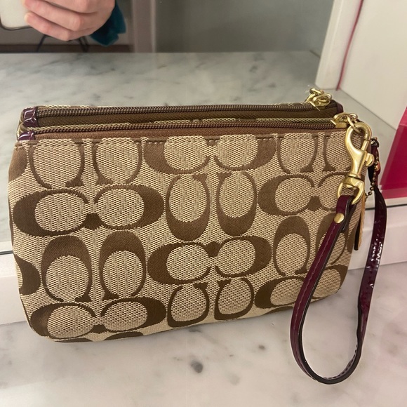 COACH PARK SIGNATURE MEDIUM WRISTLET WITH POCKET- BROWN WITH BURGUNDY TRIM - Picture 3 of 13